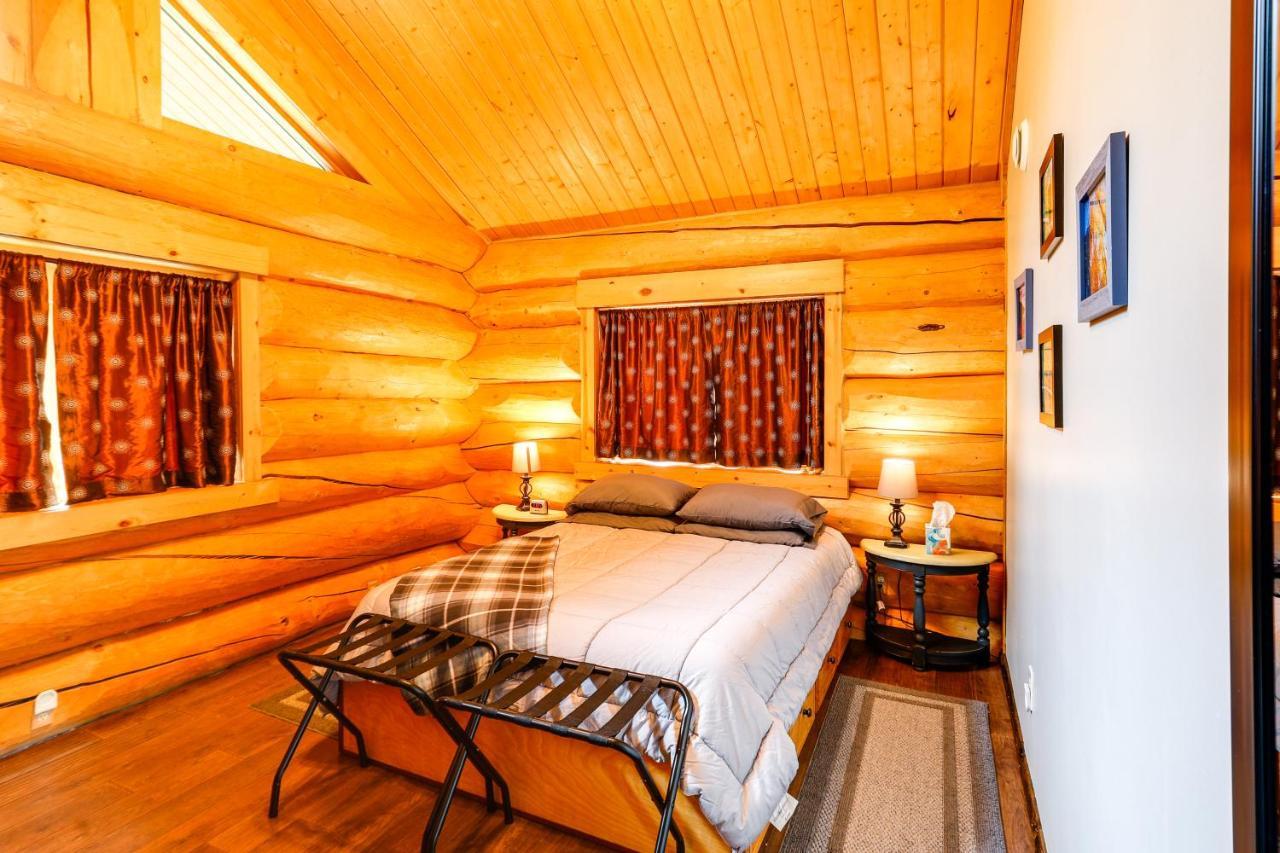 Riverside Log Cabin On-Site Aurora Viewing! North Pole Exterior photo